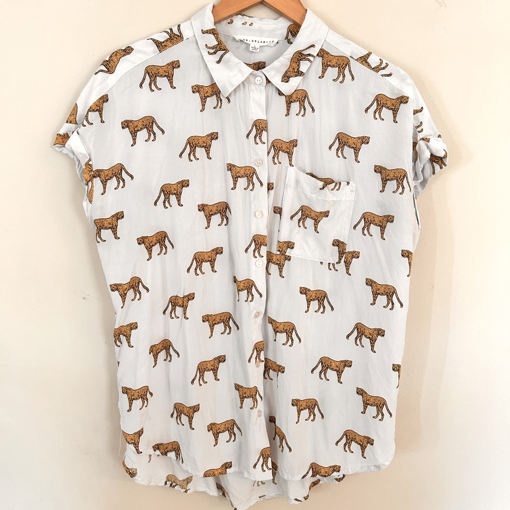 Jane + Delancey short sleeved leopard pattern button down shirt | size L